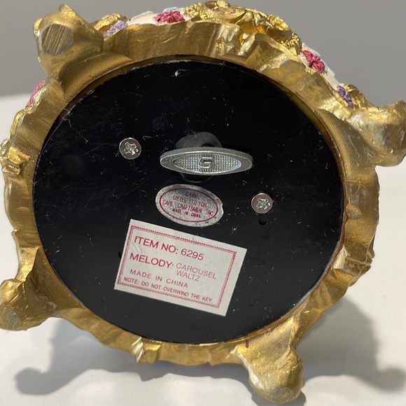 Vintage 1991 Cape Craftsmen Snow globe plays  Carousel Waltz collectible - Picture 9 of 14